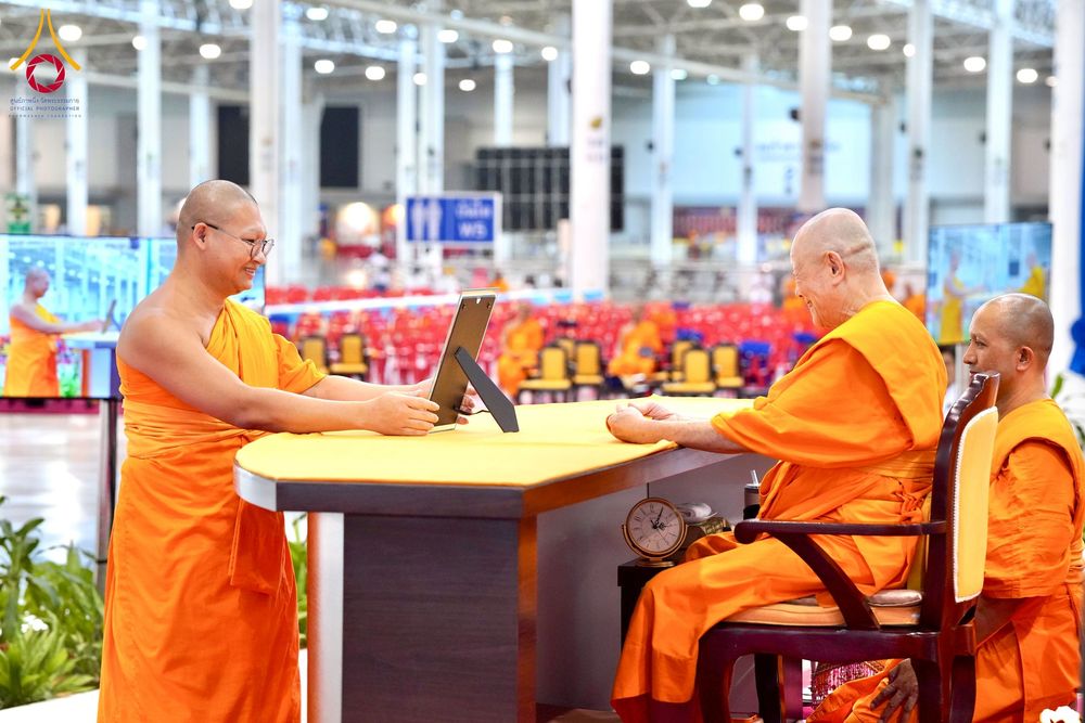 ภาพ No.237524:วันอาทิตย์ที่ 10 สิงหาคม พ.ศ.2568 พิธีมอบใบประกาศเกียรติคุณ โครงการสอบบาลี "ฉลองแชมป์" บูชาธรรม 80 ปี หลวงพ่อธัมมชโย ประจำปี 2568 และ พิธีมอบดวงแก้วสามเณรทรงบาลีไวยากรณ์ ณ สภาธรรมกายสากล วัดพระธรรมกาย ปทุมธานี