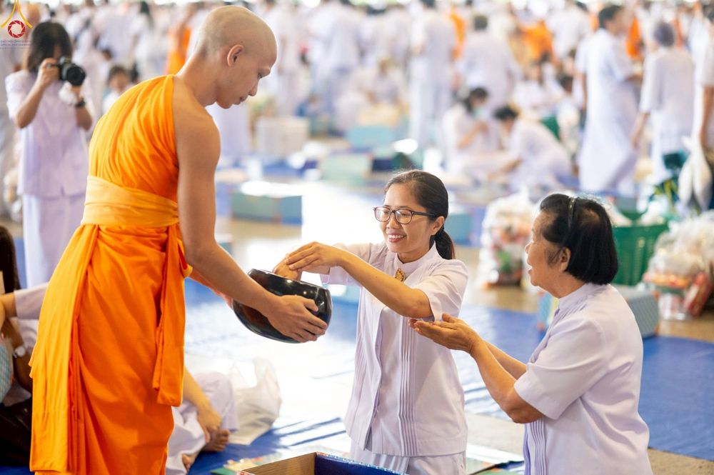 ภาพ No.263952:วันอาทิตย์ที่ 2 พฤศจิกายน พ.ศ. 2568 พิธีตักบาตรอาทิตย์ต้นเดือน ณ บ้านแก้วเรือนทองคุณยายฯ วัดพระธรรมกาย