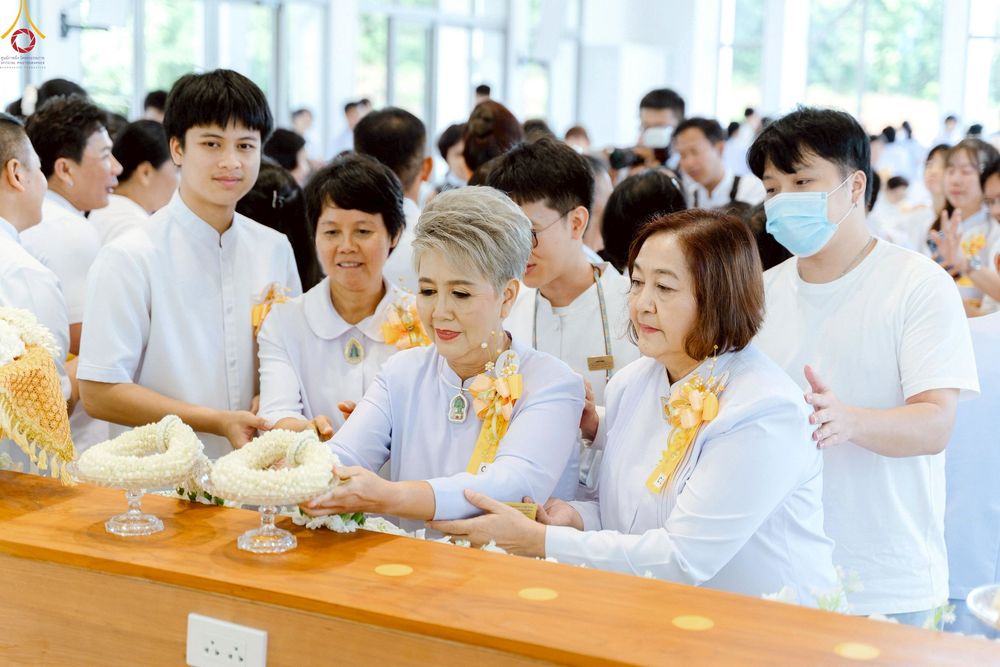 ภาพ No.239477:วันอาทิตย์ที่ 17 สิงหาคม พ.ศ. 2568 พิธีกดปุ่มอัญเชิญรูปเหมือน พระมงคลเทพมุนี (สด จันทสโร)  ณ มหาวิหารแก้วพระมงคลเทพมุนี  ศูนย์ปฏิบัติธรรมแก้วเมืองเลย