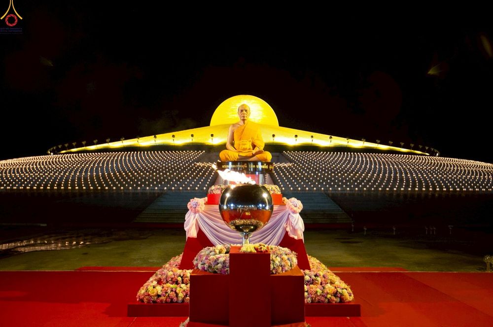 ภาพ No.253718:วันที่ 10 ตุลาคม พ.ศ. 2568 พิธีจุดประทีปบูชาพระผู้ปราบมาร, พิธีจุดประทีปบนพระมหาธรรมกายเจดีย์  20,000 ดวง เนื่องในวันคล้ายวันเกิดครบรอบ 141 ปี พระมงคลเทพมุนี (สด จนฺทสโร)