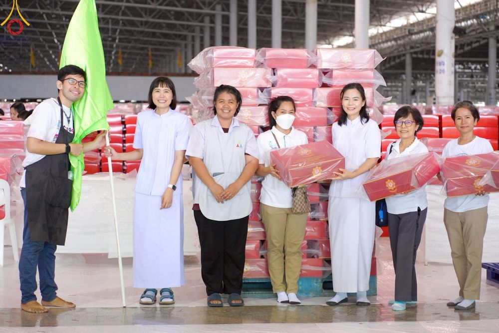 ภาพ No.214417:วันที่ 29 มีนาคม พ.ศ.2568 กิจกรรมใส่ถุงซิปกล่องไทยธรรม เพื่อรักษาความประณีตของกล่องไทยธรรม ในทุกสภาพอากาศ ณ บ้านแก้วเรือนทองคุณยาย วัดพระธรรมกาย