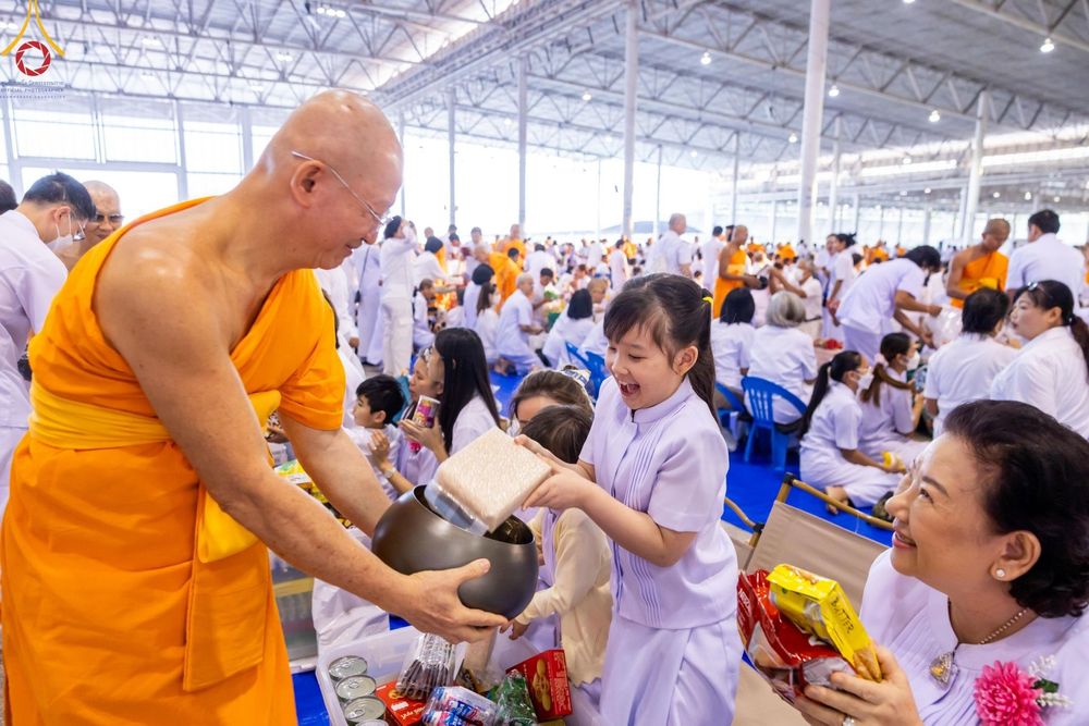 ภาพ No.207317:พิธีตักบาตร และปฏิบัติธรรมช่วงสาย ในวันมาฆบูชา วันพุธที่ 12 กุมภาพันธ์ พ.ศ. 2568 ณ วัดพระธรรมกาย จังหวัดปทุมธานี
