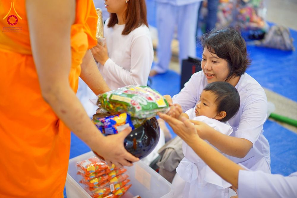 ภาพ No.256854:วันที่ 5 ตุลาคม พ.ศ. 2568 พิธีตักบาตร ข้าวสารอาหารแห้ง ณ บ้านแก้วเรือนทองคุณยายฯ สภาธรรมกายสากล วัดพระธรรมกาย