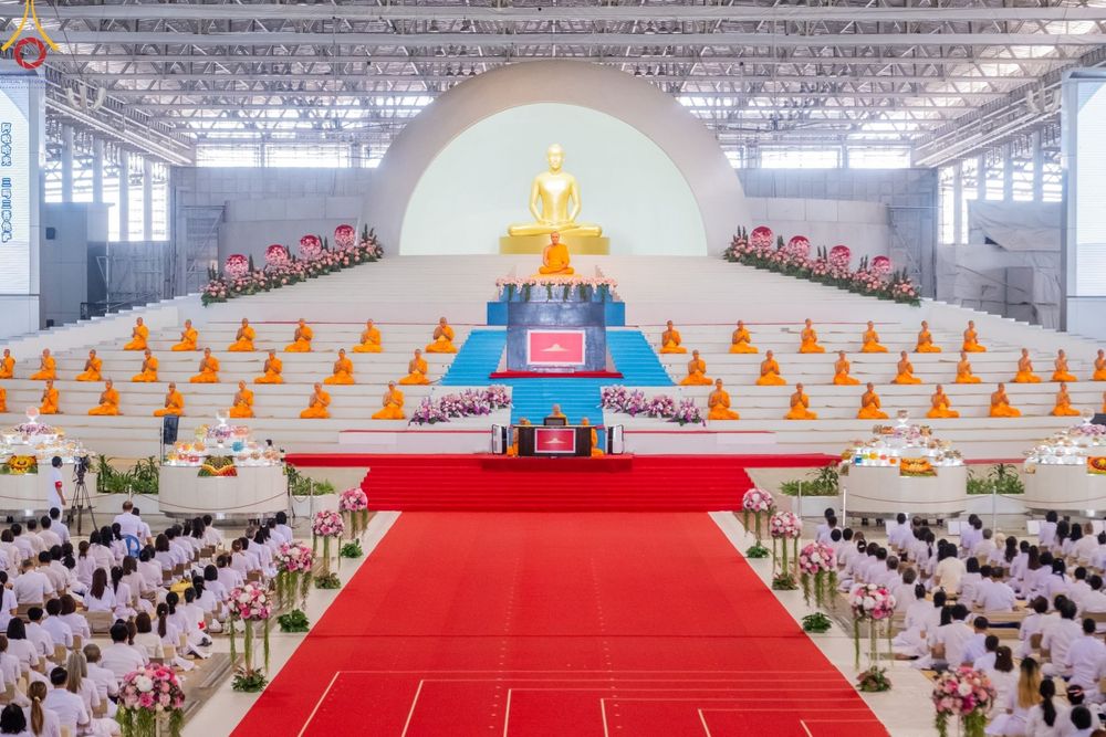 ภาพ No.89525:พิธีตักบาตร ข้าวสารอาหารแห้ง พิธีบูชาข้าวพระ และพิธีจุดเทียนใจ ไฟนิรันดร์  อนันตชัย ณ สภาธรรมกายสากล วัดพระธรรมกาย วันอาทิตย์ที่ 1 ตุลาคม พ.ศ. 2566