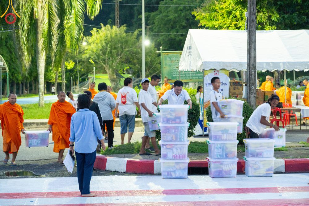 ภาพ No.341120:วันที่ 27 กรกฎาคม พ.ศ. 2569 พิธีตักบาตรพระ 1,000 รูป เมืองพัทลุง  ณ ถนนราเมศวร์ อ.เมือง จ.พัทลุง