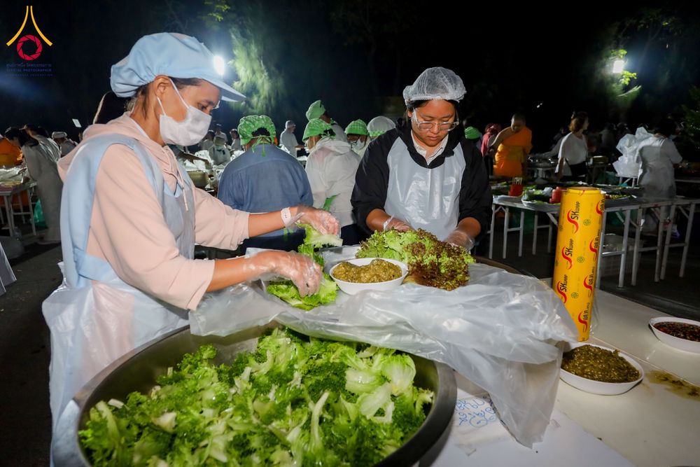 ภาพ No.288008:วันที่ 4 มกราคม พ.ศ. 2569 พิธีถวายภัตตาหารเป็นสังฆทาน แด่พระธรรมยาตรา ในโครงการธรรมยาตรา กตัญญูบูชา มหาปูชนียาจารย์ พระมงคลเทพมุนี(สด จนฺทสโร) พระผู้ปราบมาร อนุสรณ์สถาน 7 แห่ง ปีที่ 14 ณ อนุสรณ์สถานมหาวิหารพระมงคลเทพมุนี (โลตัสแลนด์) อ.สองพี่น้อง จ.สุพรร