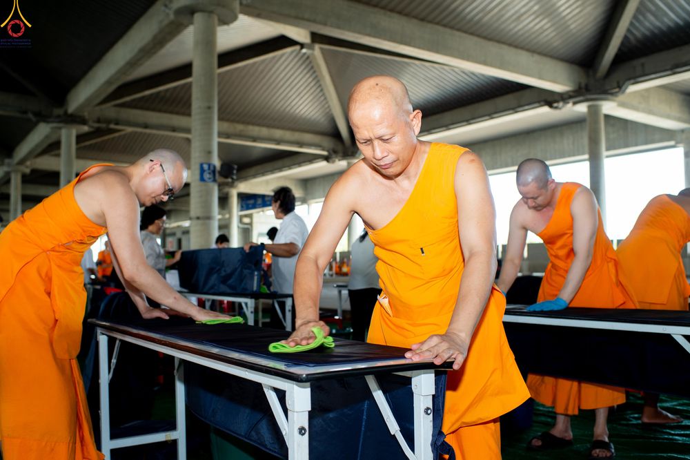 ภาพ No.322353:วันที่ 16 เมษายน พ.ศ.2569 การจัดเตรียมเบาะรองนอน เช็ดทำความสะอาด  เพื่องานถวายมหาสังฆทาน 40,000 กว่าวัดทั่วประเทศ วันคุ้มครองโลก 22 เมษายน พ.ศ.2569 วัดพระธรรมกาย