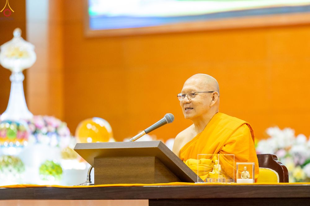 ภาพ No.311637:วันอาทิตย์ต้นเดือนที่ 1 มีนาคม พ.ศ.2569 สัมมนาพิเศษ พิธีมอบรูปหล่อโลหะหลวงปู่วัดปากน้ำ พระมงคลเทพมุนี พิธีมุทิตาสักการะในโอกาสพระครูปลัดรัตนวีรวัฒน์(รังสฤษดิ์ อิทธิจินฺตโก) เจ้าอาวาสวัดพระธรรมกาย  ดำรงตำแหน่งเป็น “ที่ปรึกษาเจ้าคณะจังหวัดปทุมธานี”  ณ ห้อง