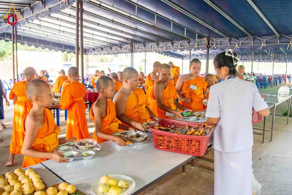 ภาพ No.321771:วันที่ 12 เมษายน พ.ศ.2569 ตักบาตรสงกรานต์ฉลองสามเณรใหม่  ณ ศูนย์ปฏิบัติธรรมระยอง(บ้านช่องลม)