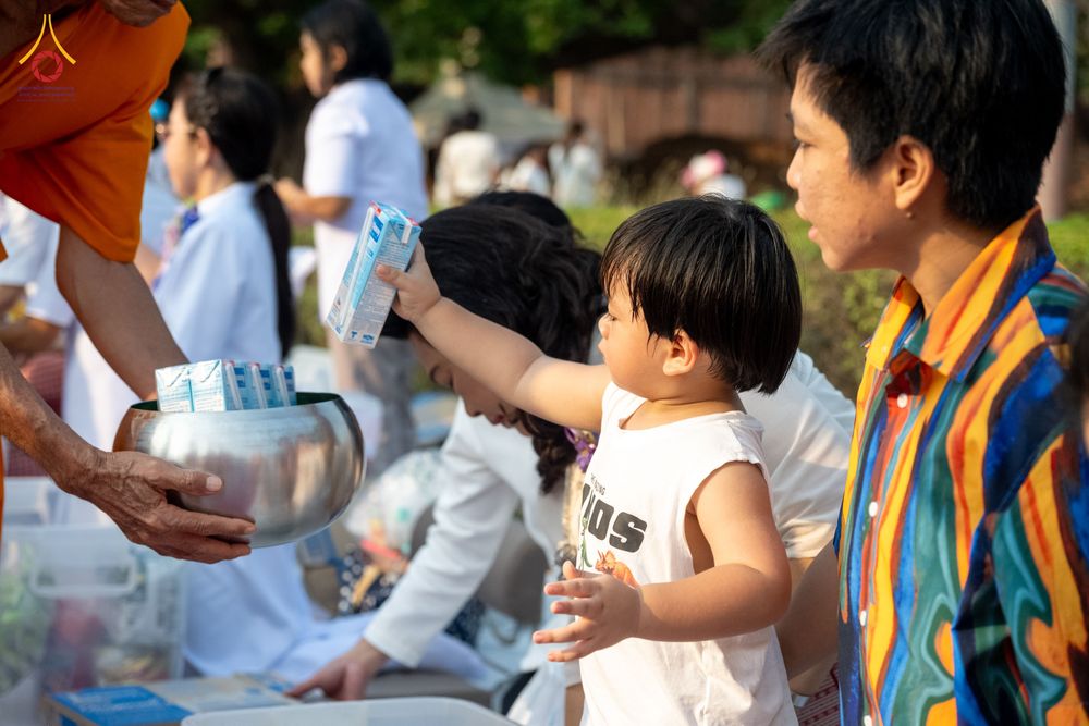 ภาพ No.318092:วันเสาร์ที่ 4 เมษายน พ.ศ. 2569 งานทำบุญเมืองใจกลางอยุธยา  ตักบาตรพระ 1,109 รูป ณ ถนนชีกุน หน้าวัดมหาธาตุ และวัดราชบูรณะ