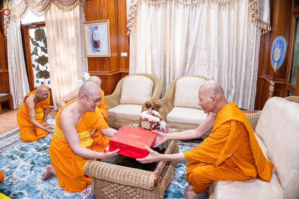 ภาพ No.286237:วันที่ 12 กรกฎาคม พศ.2568 (แรม 2 ค่ำ เดือน 8) พระภิกษุวัดพระธรรมกาย ทำวัตรพระผู้ใหญ่ เนื่องในวันเข้าพรรษา