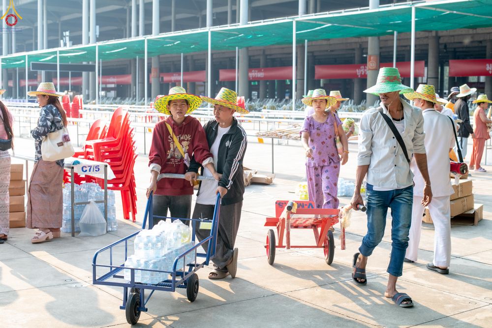 ภาพ No.323066:วันที่ 19 เมษายน พ.ศ.2569 การเรียงกล่องไทยธรรม , เตรียมงานจราจร เพื่องานถวายมหาสังฆทาน 40,000 กว่าวัดทั่วประเทศ วันคุ้มครองโลก 22 เมษายน พ.ศ.2569 วัดพระธรรมกาย