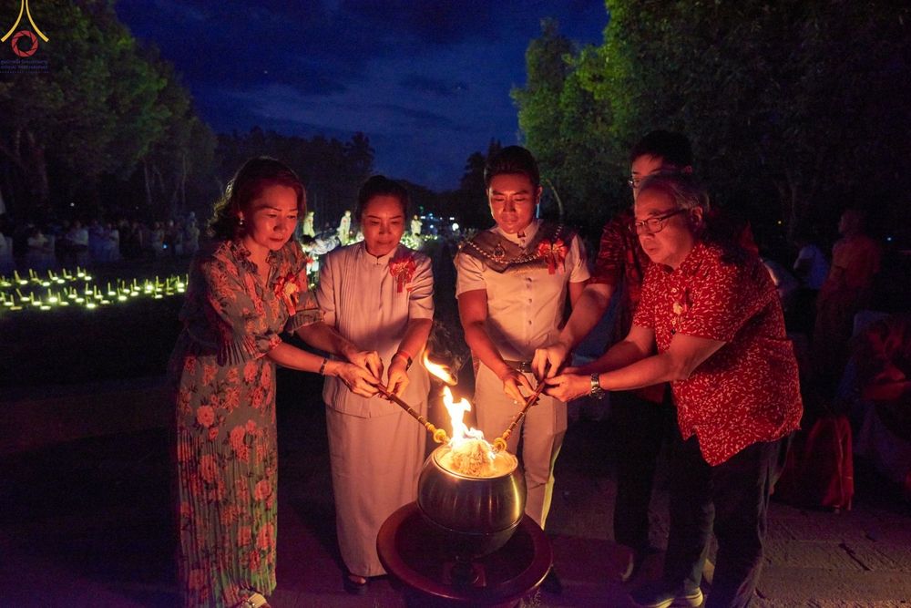 ภาพ No.68222:พิธีจุดประทีปถวายเป็นพุทธบูชา ณ พระมหาเจดีย์บรมพุทโธ ประเทศอินโดนีเซีย วันที่ 17 ธันวาคม พ.ศ. 2565