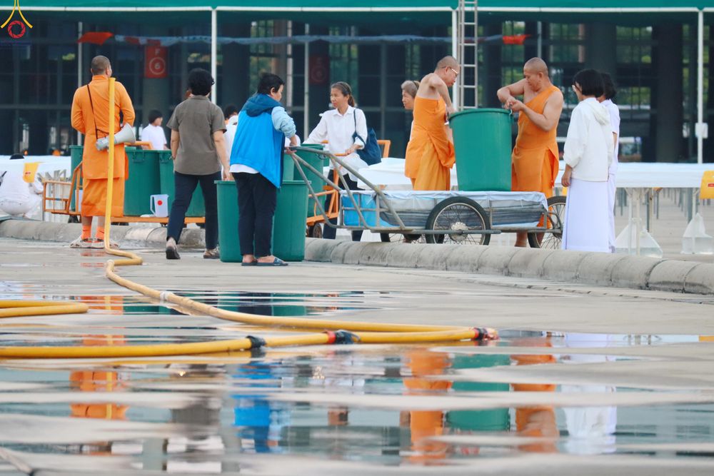 ภาพ No.321940:วันที่ 11-12 เมษายน พ.ศ.2569 การเตรียมงาน มัดถุงน้ำ , ผูกผ้าระบาย , เตรียมจุดฉันภัตตาหาร เพื่องานถวายมหาสังฆทาน 40,000 กว่าวัดทั่วประเทศ วันคุ้มครองโลก 22 เมษายน พ.ศ.2569 วัดพระธรรมกาย