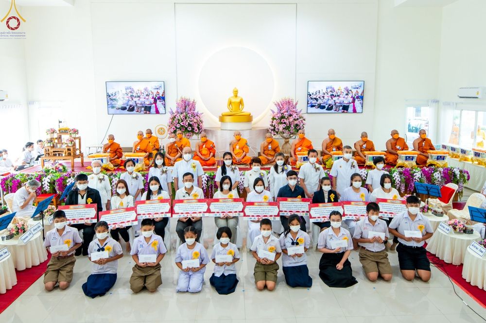 ภาพ No.70316:พิธีเจริญพระพุทธมนต์ ปฏิบัติธรรม มอบทุนการศึกษา ถวายสังฆทาน 139 วัด เพื่อถวายเป็นพุทธบูชา และขับเคลื่อนโครงการหมู่บ้านรักษาศีล 5 โดยคณะสงฆ์จังหวัดสุพรรณบุรี คณะศิษยานุศิษย์วัดพระธรรมกาย โครงการธรรมยาตรา ปีที่ 11 วันที่ 7 มกราคม พ.ศ. 2566 ณ ศูนย์ปฏิบัติธร