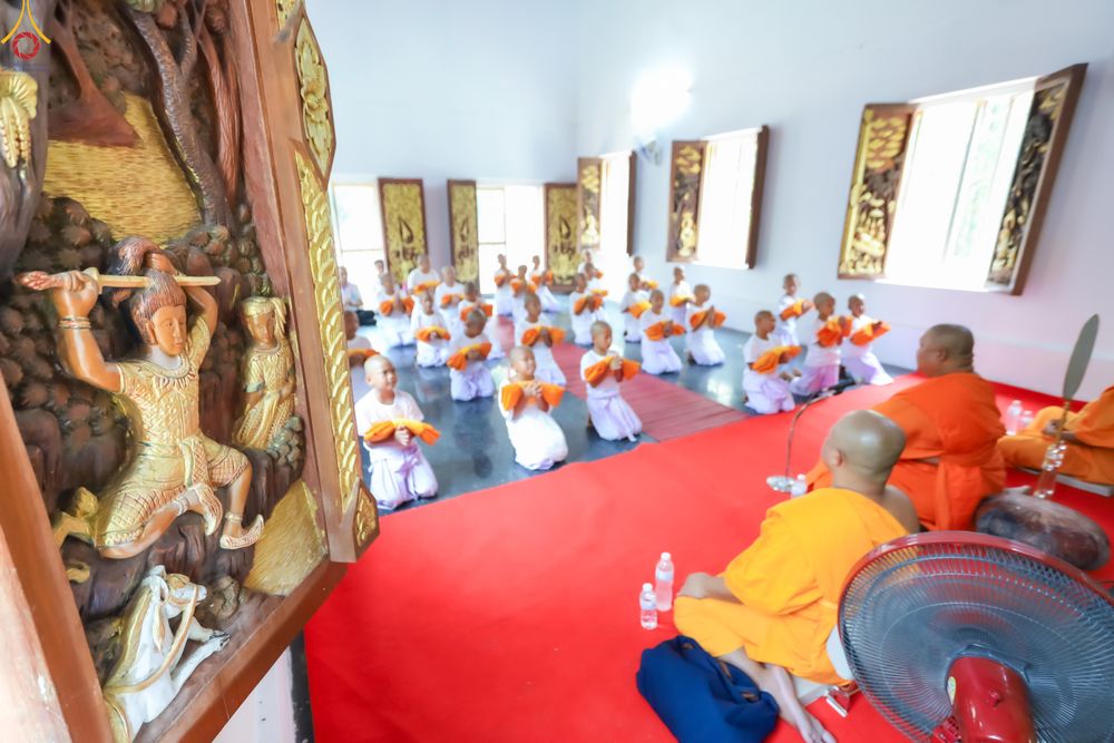 ภาพ No.317978:วันพฤหัสบดีที่ 2 เมษายน พ.ศ.2569 พิธีปลงผม , พิธีขอขมามอบบาตรและผ้าไตร , พิธีบรรพชาสามเณร จำนวน 28 รูป   ณ วัดโซกเป็ดอภิญญาโณ ต.เมืองเก่า อ.เมือง จ.สุโขทัย