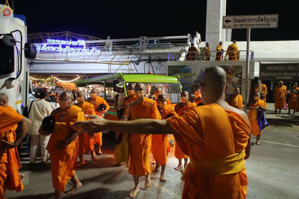 ภาพ No.284127:วันเสาร์ที่ 20 ธันวาคม พ.ศ.2568  พิธีตักบาตรพระ 10,000 รูป เนื่องในโอกาส 194 ปี จังหวัดกาญจนบุรี และอุทิศส่วนกุศลให้แด่บรรพชนทั้งหลาย บริเวณถนนสองแคว (Skywalk) เมืองกาญจนบุรี