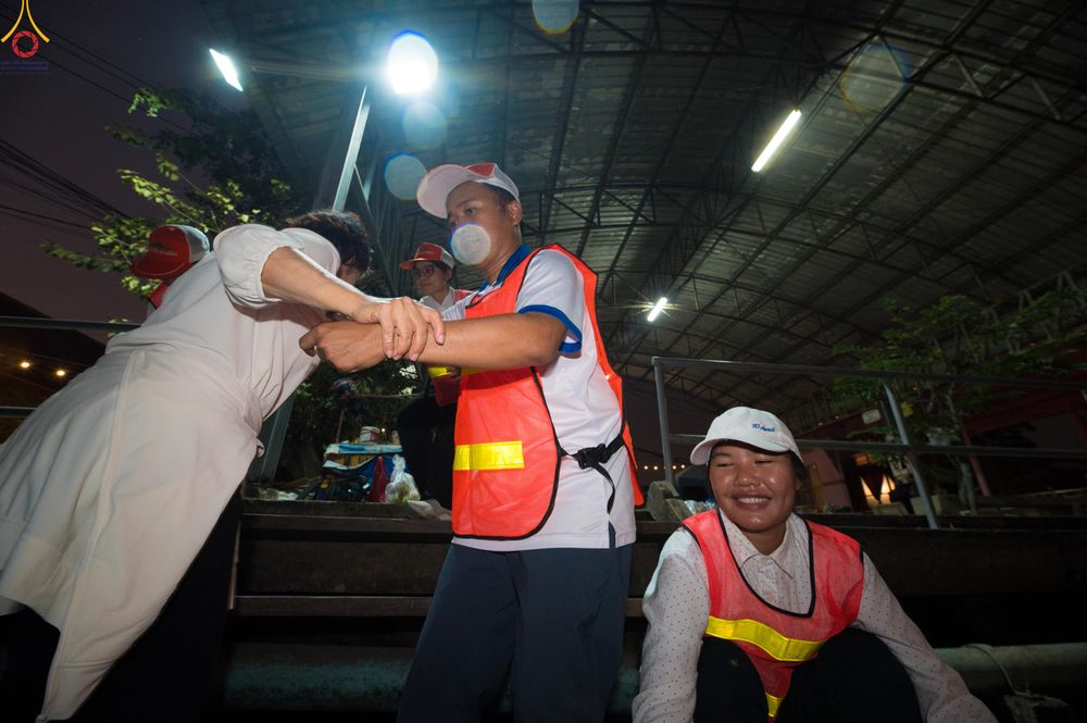 ภาพ No.300686:ภาพเบื้องหลังอาสาสมัครรวมใจ ชุดที่ 3 ในโครงการธรรมยาตรา กตัญญูบูชา มหาปูชนียาจารย์ พระมงคลเทพมุนี(สด จนฺทสโร) พระผู้ปราบมาร อนุสรณ์สถาน 7 แห่ง ปีที่ 14