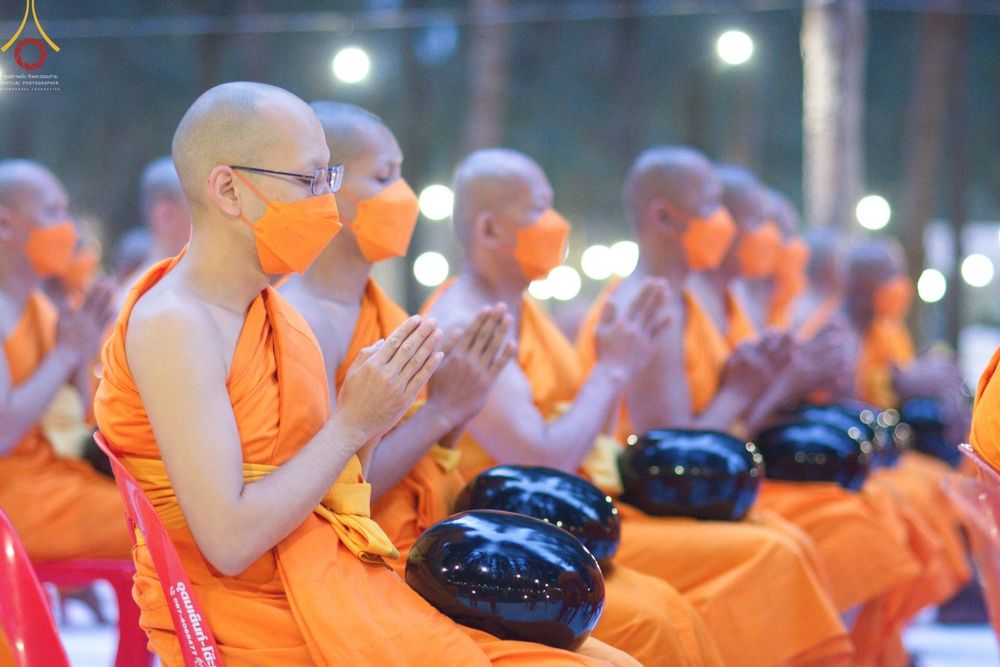 ภาพ No.69562:พิธีตักบาตรพระธรรมยาตราฯ ในโครงการธรรมยาตรากตัญญูบูชา มหาปูชนียาจารย์ พระมงคลเทพมุนี(สด จนฺทสโร) พระผู้ปราบมาร ปีที่ 11 ณ อนุสรณ์สถานลำดับที่ 1 สถานที่เกิดด้วยรูปกายเนื้อ อนุสรณ์สถานมหาวิหารพระมงคลเทพมุนี อ.สองพี่น้อง จ.สุพรรณบุรี