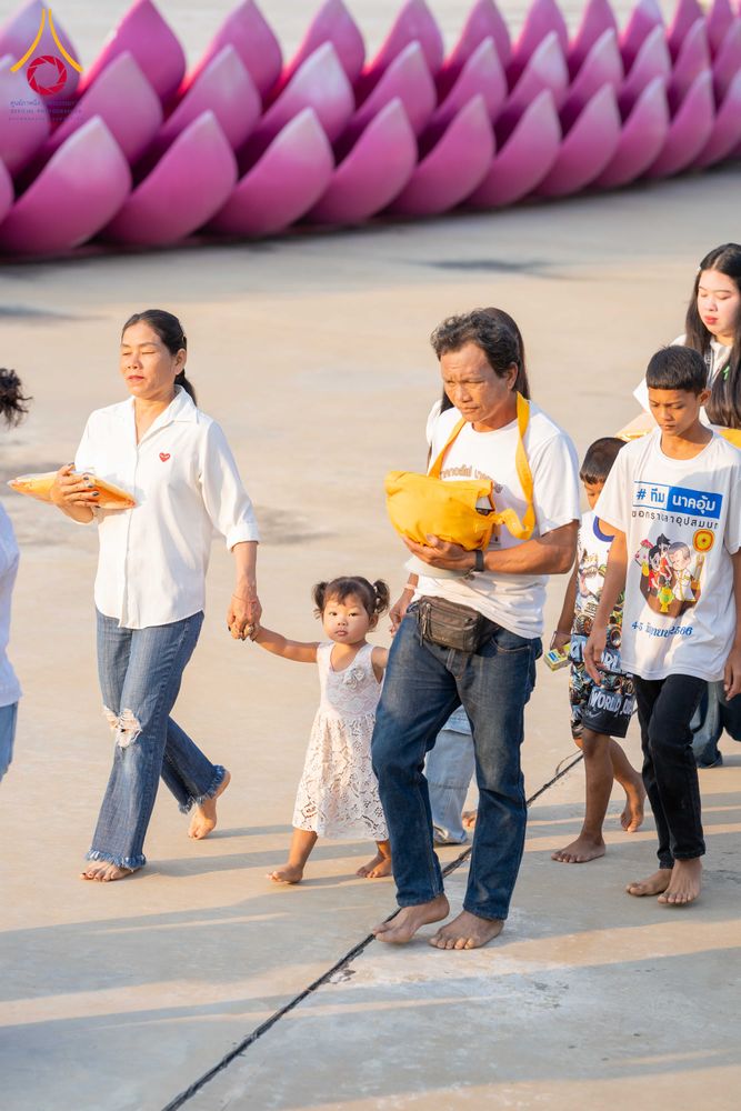 ภาพ No.318645:วันที่ 29 มีนาคม พ.ศ. 2569 พิธีเวียนประทักษิณ มอบผ้าไตร บรรพชาสามเณร  ณ ศูนย์อบรมเยาวชนกาญบุรี