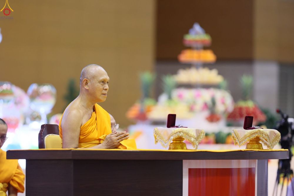 พระภิกษุสงฆ์ประนมมือในพิธีทางศาสนา