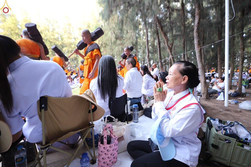 ภาพ No.296306:ภาพเบื้องหลังอาสาสมัครรวมใจ ชุดที่ 2 ในโครงการธรรมยาตรา กตัญญูบูชา มหาปูชนียาจารย์ พระมงคลเทพมุนี(สด จนฺทสโร) พระผู้ปราบมาร อนุสรณ์สถาน 7 แห่ง ปีที่ 14