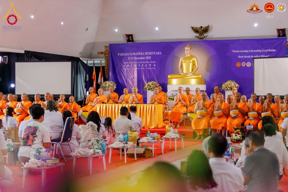 ภาพ No.283507:วันอาทิตย์ที่ 21 ธันวาคม  2568 พิธีบิณฑบาตฉลองสามเณรใหม่ ประเทศอินโดนีเซีย