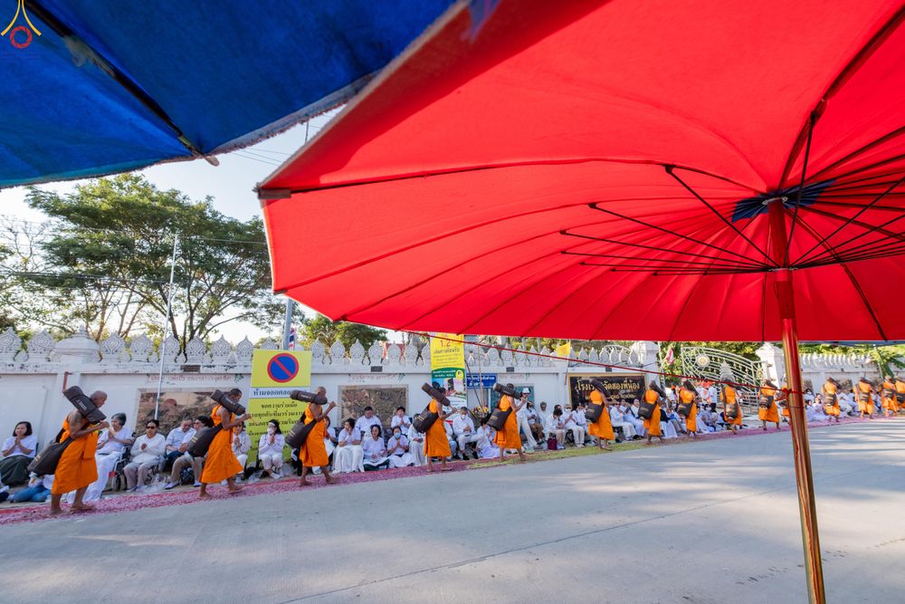 ภาพ No.292888:วันที่ 11 มกราคม พ.ศ. 2569 พิธีต้อนรับพระธรรมยาตรา ณ อนุสรณ์สถานลำดับที่ 3 สถานที่เกิดในเพศสมณะ วัดสองพี่น้อง อำเภอสองพี่น้อง จังหวัดสุพรรณบุรี ในโครงการธรรมยาตรา กตัญญูบูชา มหาปูชนียาจารย์ พระมงคลเทพมุนี(สด จนฺทสโร) พระผู้ปราบมาร อนุสรณ์สถาน 7 แห่ง ปีที