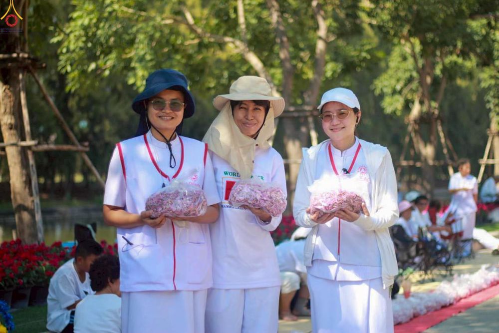 ภาพ No.296022:ภาพเบื้องหลังอาสาสมัครรวมใจ ชุดที่ 1 ในโครงการธรรมยาตรา กตัญญูบูชา มหาปูชนียาจารย์ พระมงคลเทพมุนี(สด จนฺทสโร) พระผู้ปราบมาร อนุสรณ์สถาน 7 แห่ง ปีที่ 14