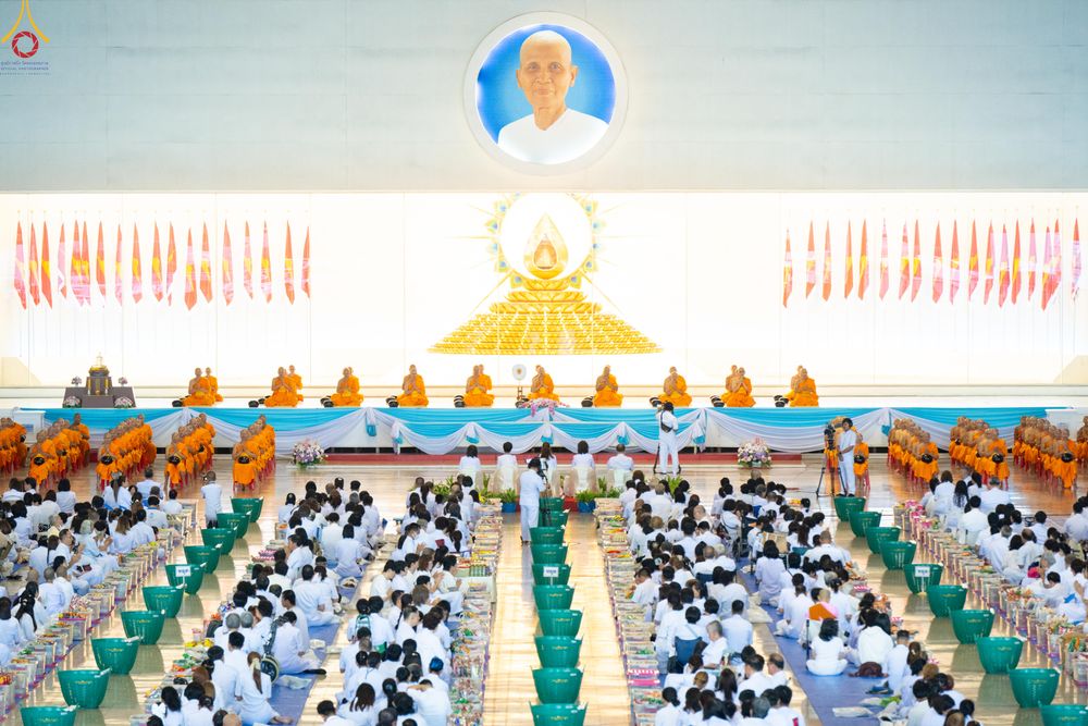 ภาพ No.311302:วันอาทิตย์ต้นเดือนที่ 1 มีนาคม พ.ศ.2569 พิธีตักบาตร และ พิธีบูชาข้าวพระ ณ สภาธรรมกายสากล วัดพระธรรมกาย