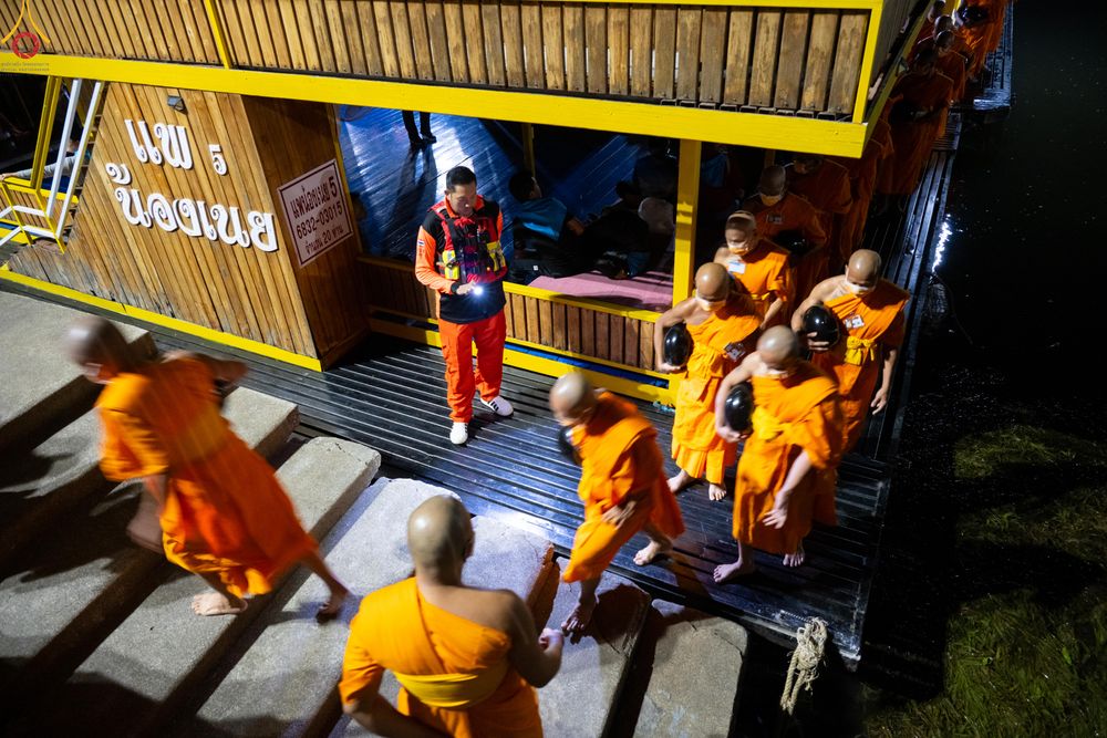 ภาพ No.282533:วันเสาร์ที่ 20 ธันวาคม พ.ศ.2568 พิธีตักบาตรพระ 10,000 รูป (ชุด 2) เนื่องในโอกาส 194 ปี จังหวัดกาญจนบุรี และอุทิศส่วนกุศลให้แด่บรรพชนทั้งหลาย บริเวณถนนสองแคว (Skywalk) เมืองกาญจนบุรี