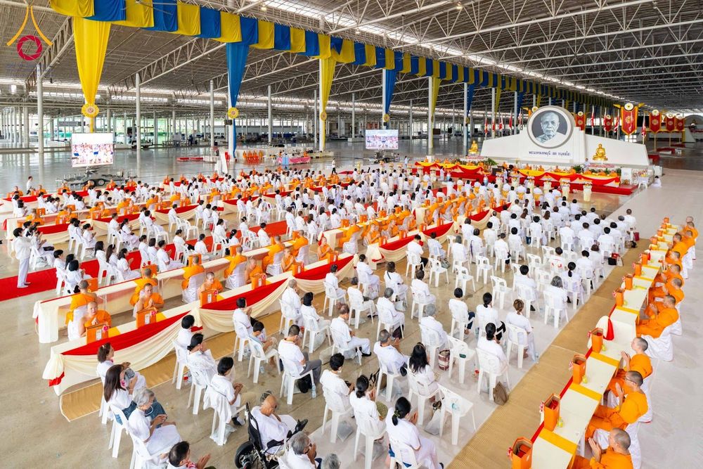 พุทธศาสนิกชนจำนวนมากนั่งเรียงรายในสภาธรรมกายสากลเพื่อร่วมพิธีทางศาสนา