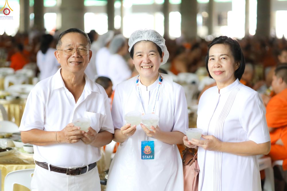 ภาพ No.325797:วันที่ 22 เมษายน พ.ศ.2569(วันคุ้มครองโลก) งานถวายมหาสังฆทาน 40,000 กว่าวัดทั่วประเทศ เจ้าหน้าที่ สาธุชน ร่วมใจจัดเตรียมภัตตาหารเพล (ชุด 2)