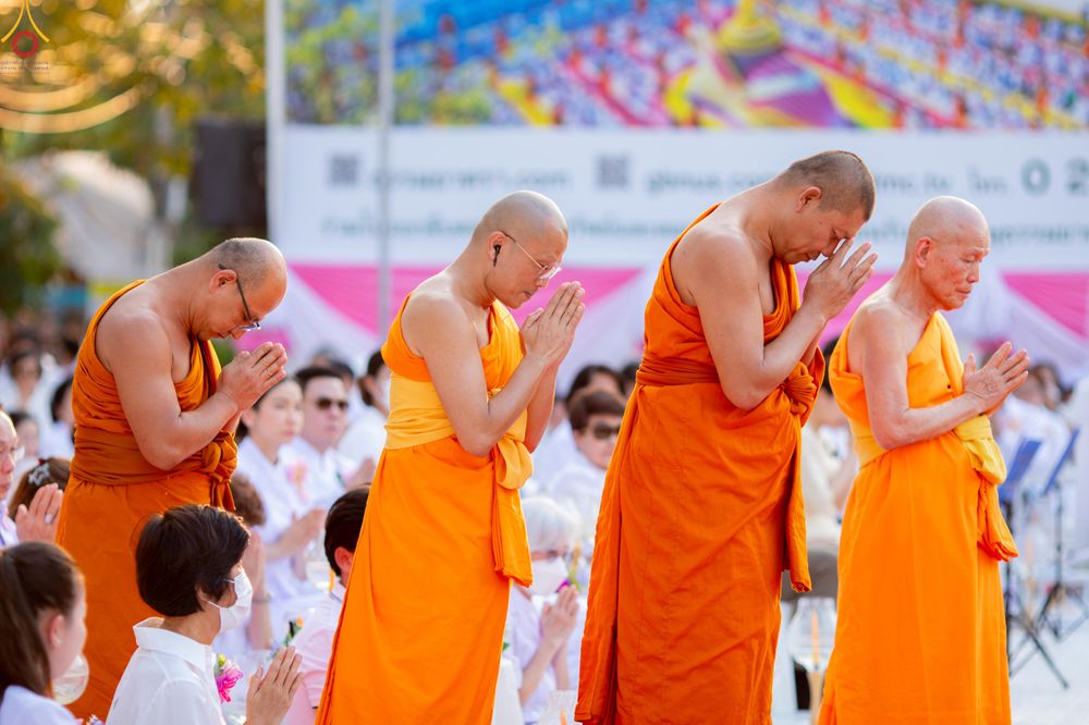 ภาพ No.296834:วันที่ 17 มกราคม พ.ศ. 2569 พิธีจุดประทีปถวายเป็นพุทธบูชา และบูชาธรรมมหาปูชนียาจารย์  ณ วัดโบสถ์บน ต.บางคูเวียง จ.นนทบุรี อนุสรณ์สถานลำดับที่ 4 สถานที่เกิดด้วยกายธรรม ในโครงการธรรมยาตรา กตัญญูบูชา มหาปูชนียาจารย์ พระมงคลเทพมุนี(สด จนฺทสโร) พระผู้ปราบมาร อ