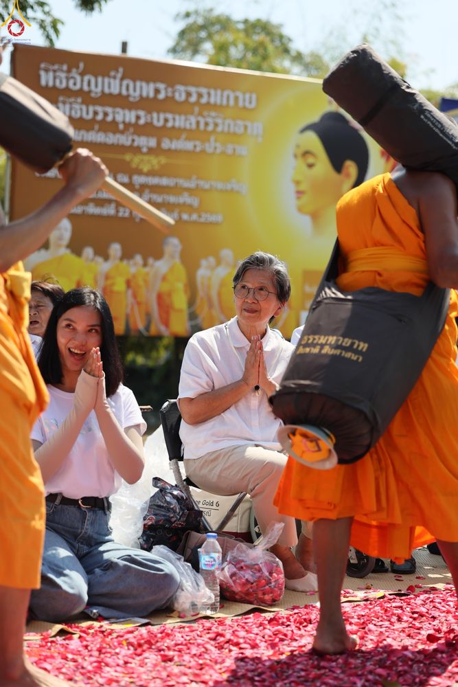 ภาพ No.304704:วันที่ 25 มกราคม พ.ศ. 2569 พิธีต้อนรับพระธรรมยาตรา (ภาพชุดที่ 2) รร.สามัคคีราษฏร์บำรุง-วัดพระธรรมกาย ในโครงการธรรมยาตรา กตัญญูบูชา มหาปูชนียาจารย์ พระมงคลเทพมุนี(สด จนฺทสโร) พระผู้ปราบมาร อนุสรณ์สถาน 7 แห่ง ปีที่ 14