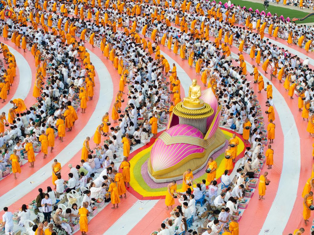 ภาพ No.302725:วันที่ 24 มกราคม พ.ศ. 2569 พิธีตักบาตรพระธรรมยาตรา(ภาพชุดที่ 2) ณ อนุสรณ์สถานลำดับที่ 5 สถานที่เผยแผ่วิชชาธรรมกายครั้งแรก อนุสรณ์สถานบางปลา วัดบางปลา อำเภอบางเลน จังหวัดนครปฐม ในโครงการธรรมยาตรา กตัญญูบูชา มหาปูชนียาจารย์ พระมงคลเทพมุนี(สด จนฺทสโร) พระผู