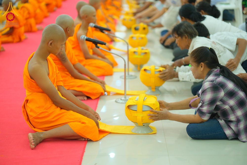 ภาพ No.319908:วันเสาร์ที่ 4 เมษายน พ.ศ.2569 พิธีตัดปอยผมและปลงผม พิธีขอขมาผู้ปกครองและมอบผ้าไตร พิธีบรรพชาและถวายบาตร ณ ศูนย์ปฏิบัติธรรมและศูนย์อบรมเยาวชนเพชรบุรี  ต.ท่าแลง อ.ท่ายาง จ.เพชรบุรี