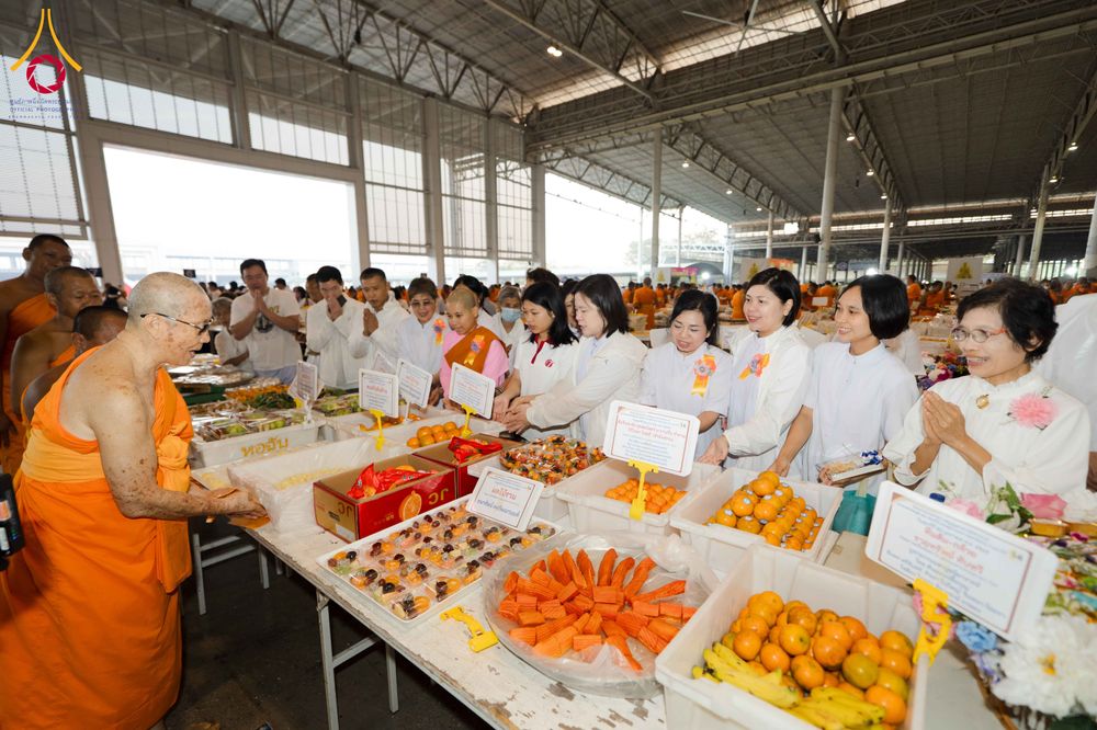 ภาพ No.306264:วันที่ 30 มกราคม พ.ศ. 2569 พิธีถวายภัตตาหารเป็นสังฆทาน แด่พระธรรมยาตรา ณ วัดพระธรรมกาย  จังหวัดปทุมธานี ในโครงการธรรมยาตรา กตัญญูบูชา มหาปูชนียาจารย์ พระมงคลเทพมุนี(สด จนฺทสโร) พระผู้ปราบมาร อนุสรณ์สถาน 7 แห่ง ปีที่ 14