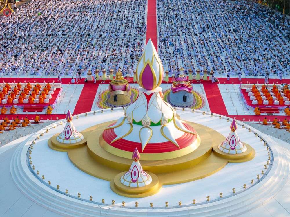 ภาพ No.292010:วันที่ 10 มกราคม พ.ศ. 2569 พิธีจุดประทีปถวายเป็นพุทธบูชา และบูชาธรรมมหาปูชนียาจารย์  ณ อนุสรณ์สถานคลองบางนางแท่น อ.สามพราน จ.นครปฐม ในโครงการธรรมยาตรา กตัญญูบูชา มหาปูชนียาจารย์ พระมงคลเทพมุนี(สด จนฺทสโร) พระผู้ปราบมาร อนุสรณ์สถาน 7 แห่ง ปีที่ 14