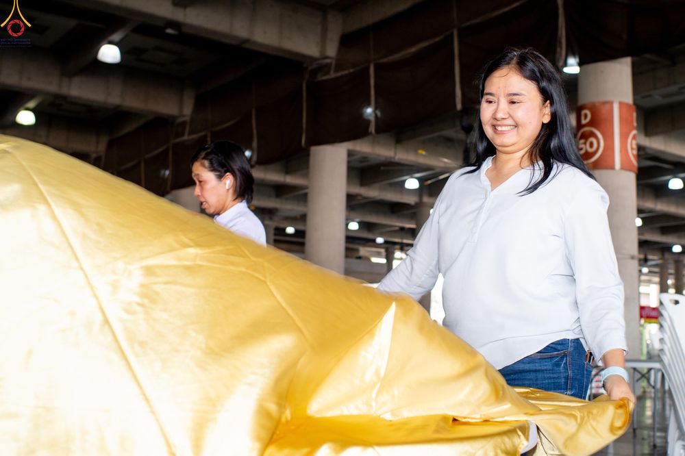 ภาพ No.322325:วันที่ 15 เมษายน พ.ศ.2569 การเตรียมงาน เช็ดโต๊ะ เก้าอี้ ปูผ้าโต๊ะฉัน เพื่องานถวายมหาสังฆทาน 40,000 กว่าวัดทั่วประเทศ วันคุ้มครองโลก 22 เมษายน พ.ศ.2569 วัดพระธรรมกาย