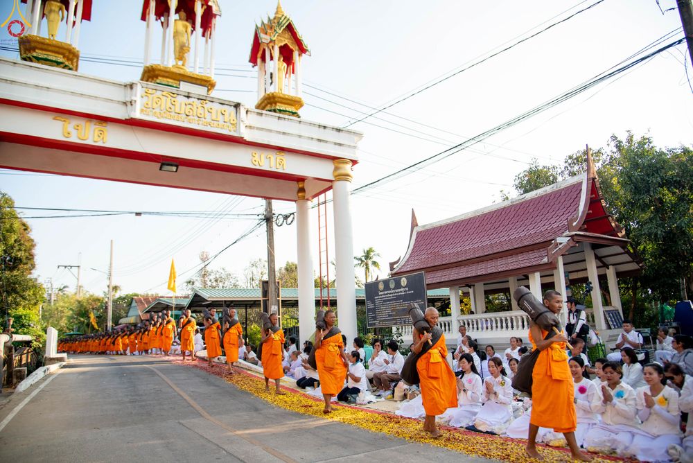 ภาพ No.295195:วันที่ 16 มกราคม พ.ศ. 2569 พิธีต้อนรับพระธรรมยาตรา อนุสรณ์สถานลำดับที่ 4 (ภาพชุดที่ 2) สถานที่เกิดด้วยกายธรรม ณ วัดโบสถ์บน ต.บางคูเวียง จ.นนทบุรี ในโครงการธรรมยาตรา กตัญญูบูชา มหาปูชนียาจารย์ พระมงคลเทพมุนี(สด จนฺทสโร) พระผู้ปราบมาร อนุสรณ์สถาน 7 แห่ง ปี