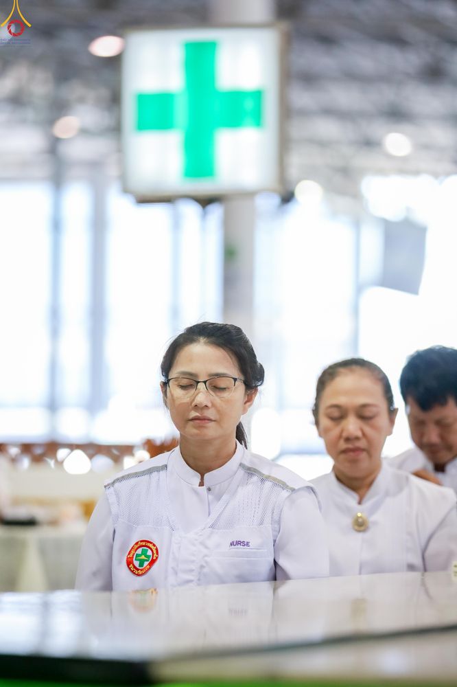 ภาพ No.311407:วันอาทิตย์ต้นเดือนที่ 1 มีนาคม พ.ศ.2569 พิธีตักบาตร และ พิธีบูชาข้าวพระ ณ สภาธรรมกายสากล วัดพระธรรมกาย