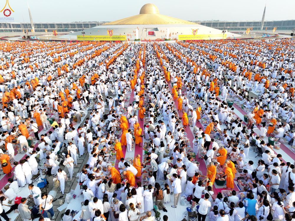 ภาพ No.279889:วันที่ 1 มกราคม พ.ศ.2569 พิธีตักบาตรในวันขึ้นปีใหม่ ณ ลานธรรม วัดพระธรรมกาย