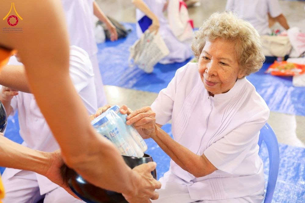 ภาพ No.256842:วันที่ 5 ตุลาคม พ.ศ. 2568 พิธีตักบาตร ข้าวสารอาหารแห้ง ณ บ้านแก้วเรือนทองคุณยายฯ สภาธรรมกายสากล วัดพระธรรมกาย