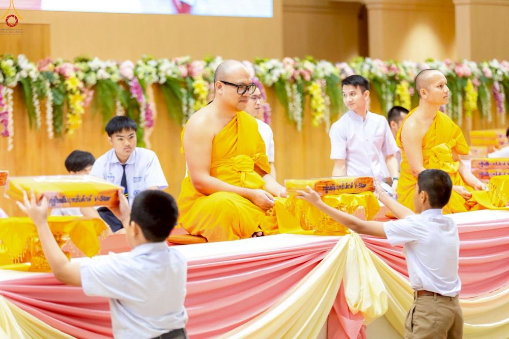 ภาพ No.245989:วันเสาร์ที่ 13 กันยายน พ.ศ. 2568 พิธีมอบผ้าไตรประธานกฐินสัมฤทธิ์เด็กดี V-Star ณ สภาธรรมกายสากล วัดพระธรรมกาย