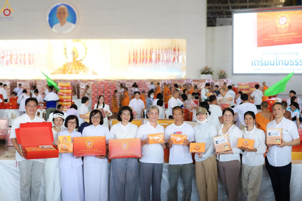 ภาพ No.321985:วันที่ 12 -13 เมษายน พ.ศ.2569 การเตรียมกล่องไทยธรรม + การขนย้ายเก้าอี้ เพื่องานถวายมหาสังฆทาน 40,000 กว่าวัดทั่วประเทศ วันคุ้มครองโลก 22 เมษายน พ.ศ.2569 วัดพระธรรมกาย