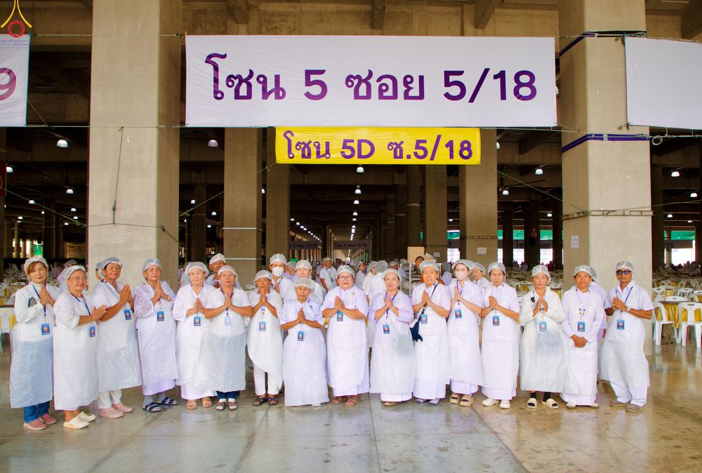 ภาพ No.325940:วันที่ 22 เมษายน พ.ศ.2569(วันคุ้มครองโลก) งานถวายมหาสังฆทาน 40,000 กว่าวัดทั่วประเทศ เจ้าหน้าที่ สาธุชน ร่วมใจจัดเตรียมภัตตาหารเพล (ชุด 2)