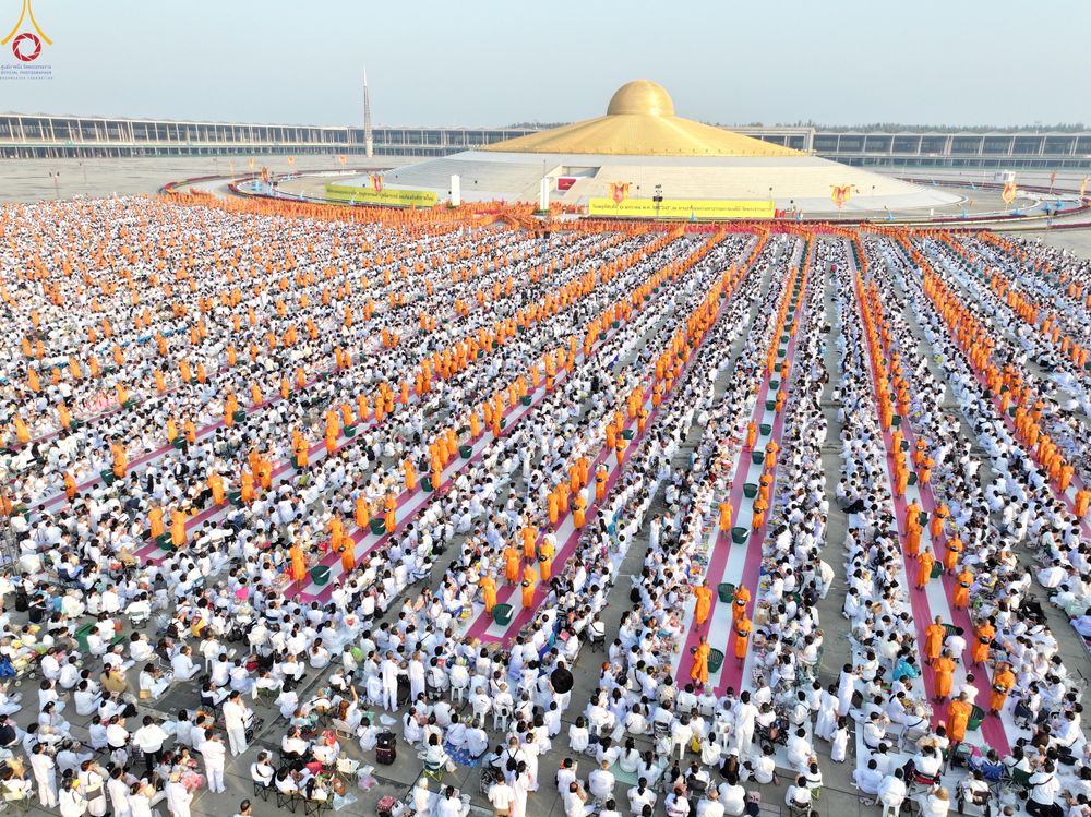 ภาพ No.279893:วันที่ 1 มกราคม พ.ศ.2569 พิธีตักบาตรในวันขึ้นปีใหม่ ณ ลานธรรม วัดพระธรรมกาย