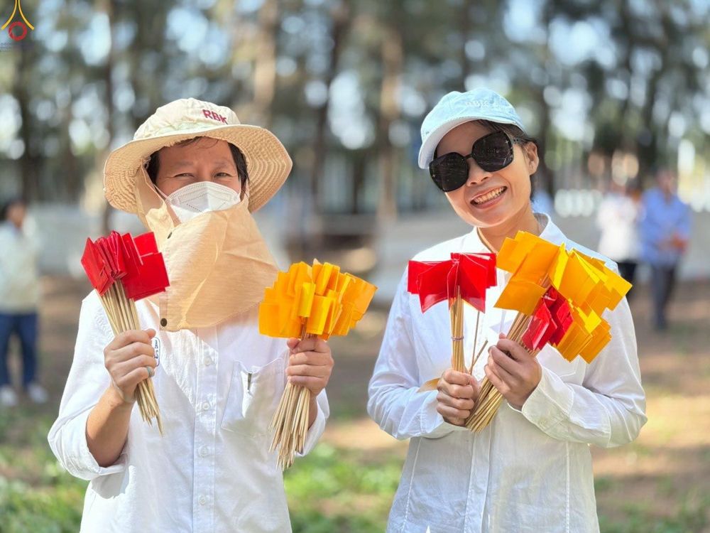 ภาพ No.300466:ภาพเบื้องหลังอาสาสมัครรวมใจ ชุดที่ 3 ในโครงการธรรมยาตรา กตัญญูบูชา มหาปูชนียาจารย์ พระมงคลเทพมุนี(สด จนฺทสโร) พระผู้ปราบมาร อนุสรณ์สถาน 7 แห่ง ปีที่ 14