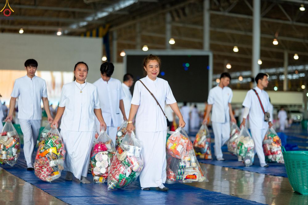 ภาพ No.318232:วันอาทิตย์ต้นเดือนที่ 5 เมษายน พ.ศ.2569 พิธีตักบาตร ณ บ้านแก้วเรือนทองคุณยายอาจารย์ฯ วัดพระธรรมกาย